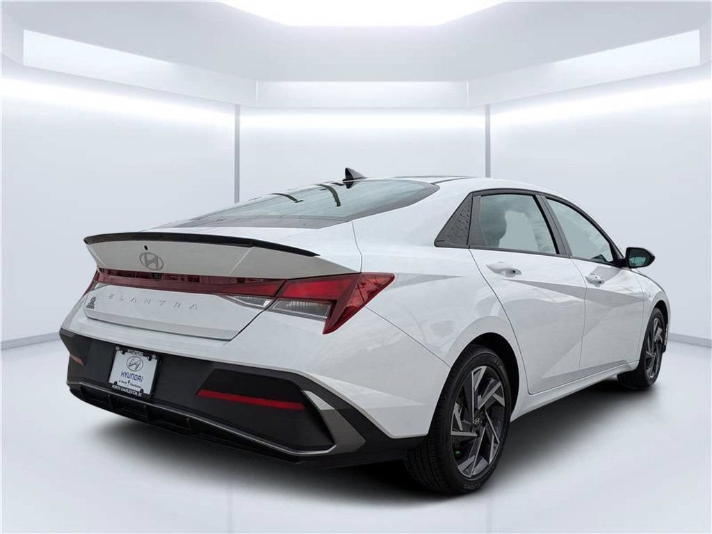 Used 2025 Hyundai Elantra Sport FWD image 3
