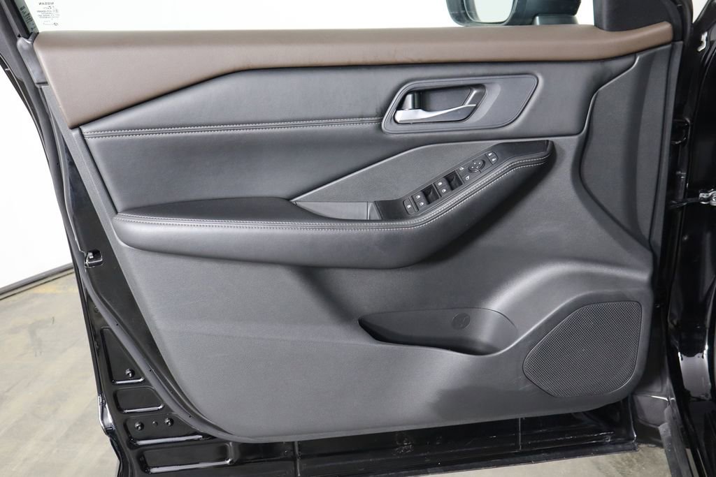 Used 2023 Nissan Rogue SV w/ SV Premium B Package image 19