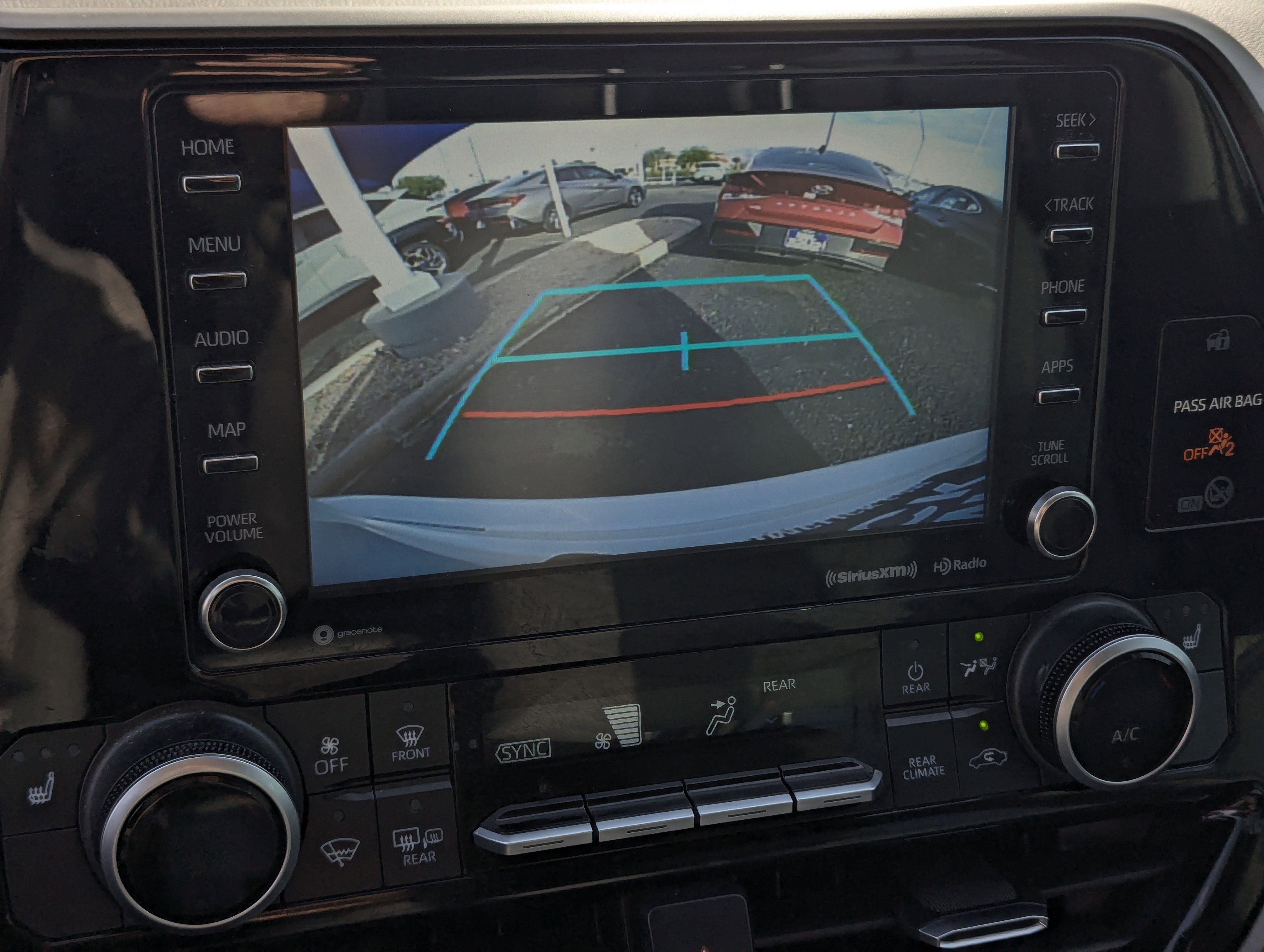 Used 2020 Toyota Highlander XLE image 12