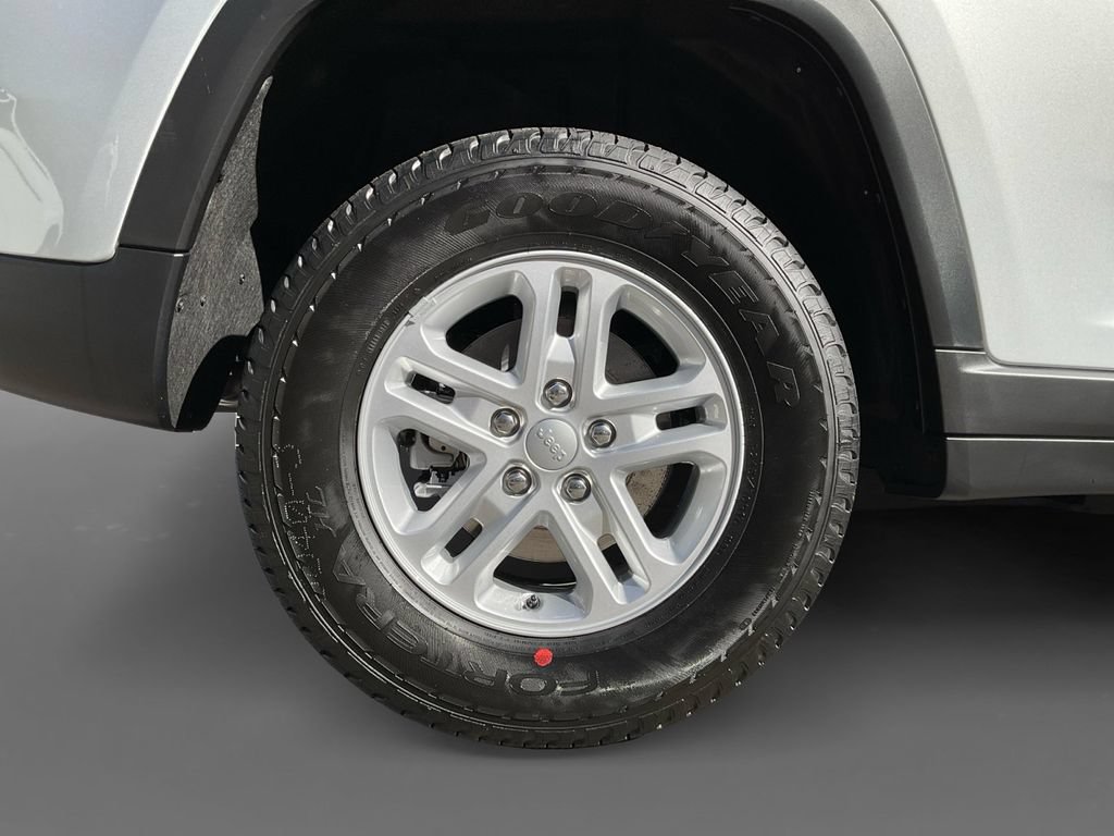 Used 2025 Jeep Grand Cherokee Laredo RWD image 15