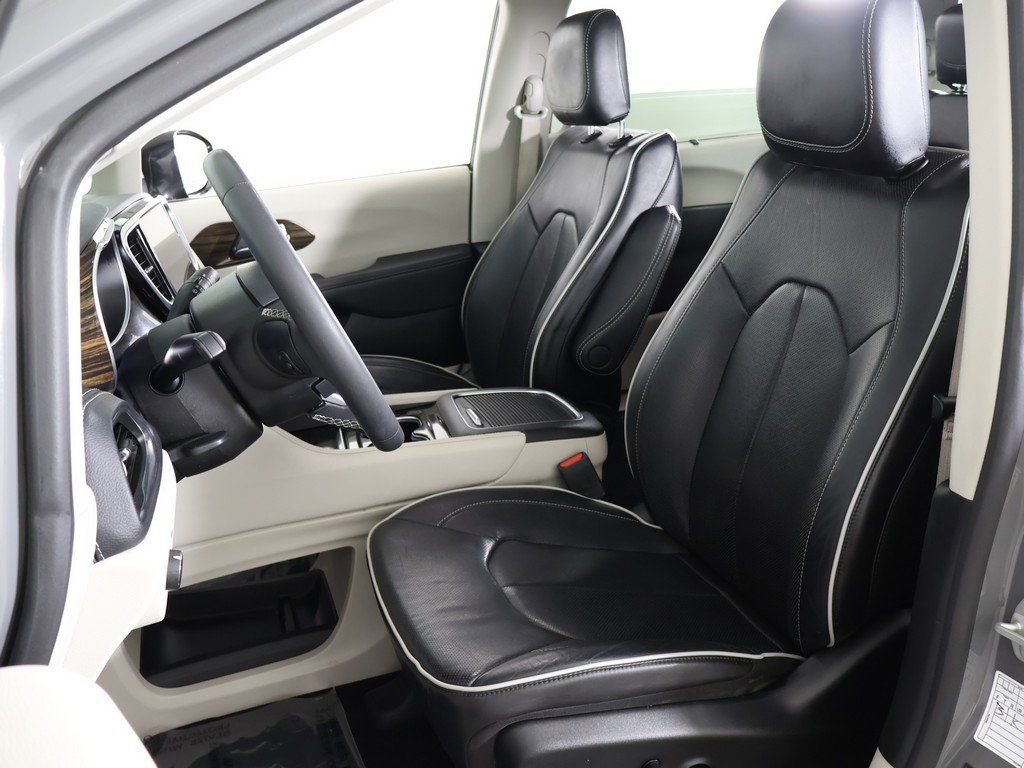 Used 2023 Chrysler Pacifica Limited image 36