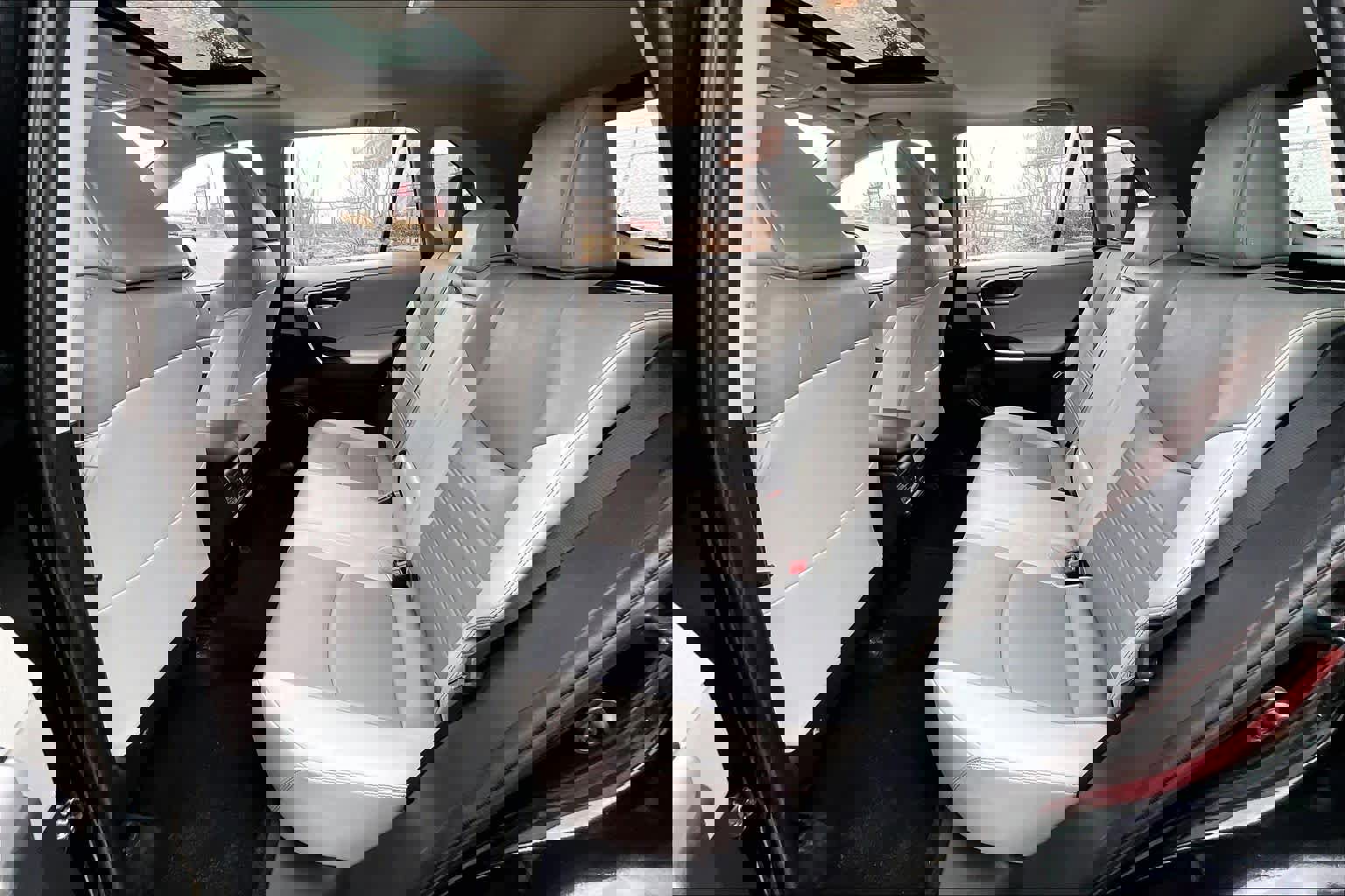 Used 2021 Toyota RAV4 XLE Premium image 20