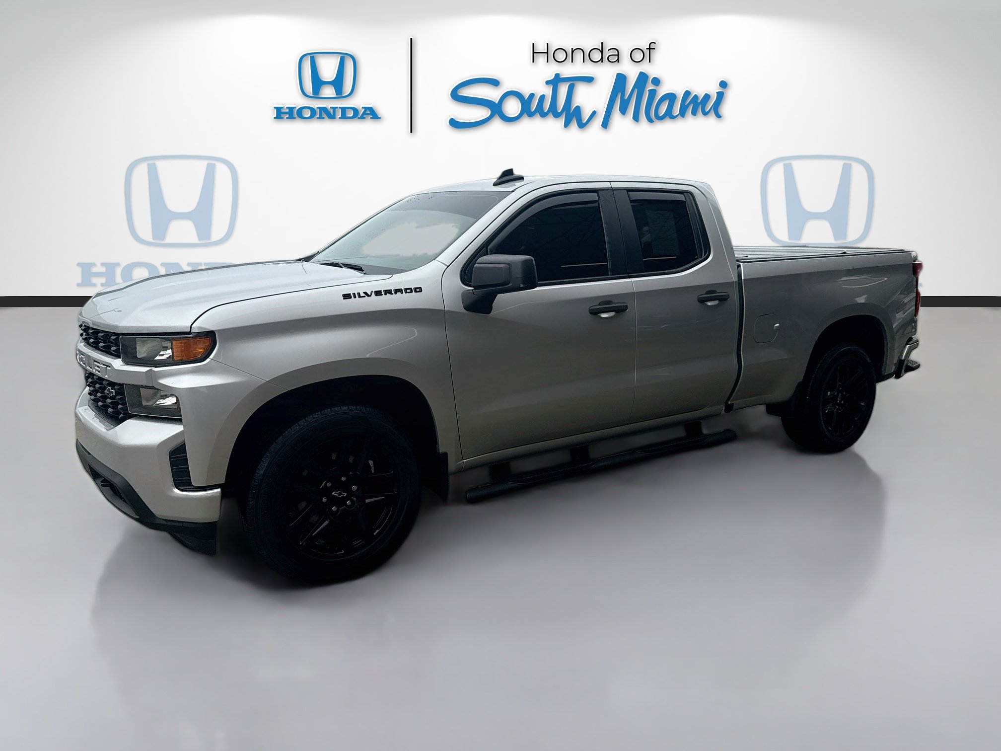 Used 2021 Chevrolet Silverado 1500 Custom w/ LPO, Blackout Package RWD image 3