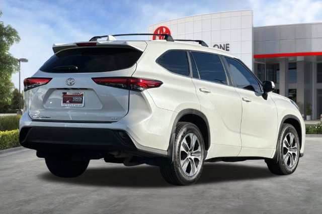 Used 2023 Toyota Highlander XLE FWD image 4