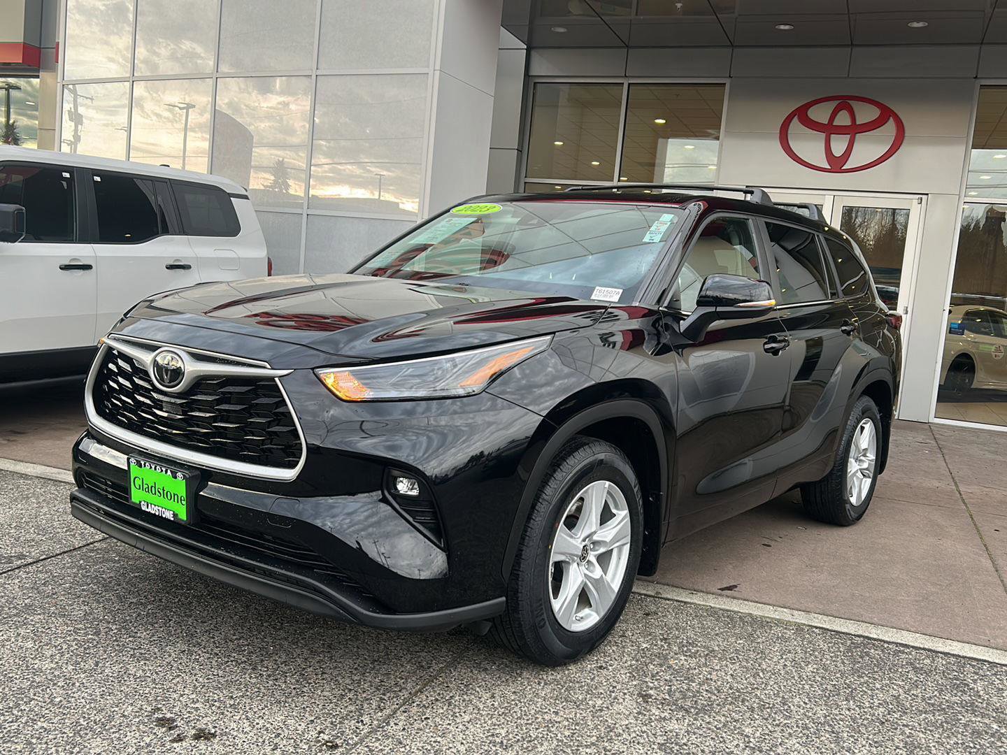 Used 2023 Toyota Highlander LE image 1