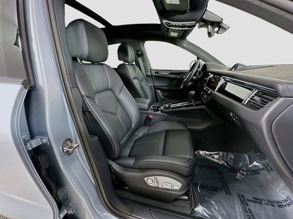 Certified 2026 Porsche Macan AWD/4WD image 30