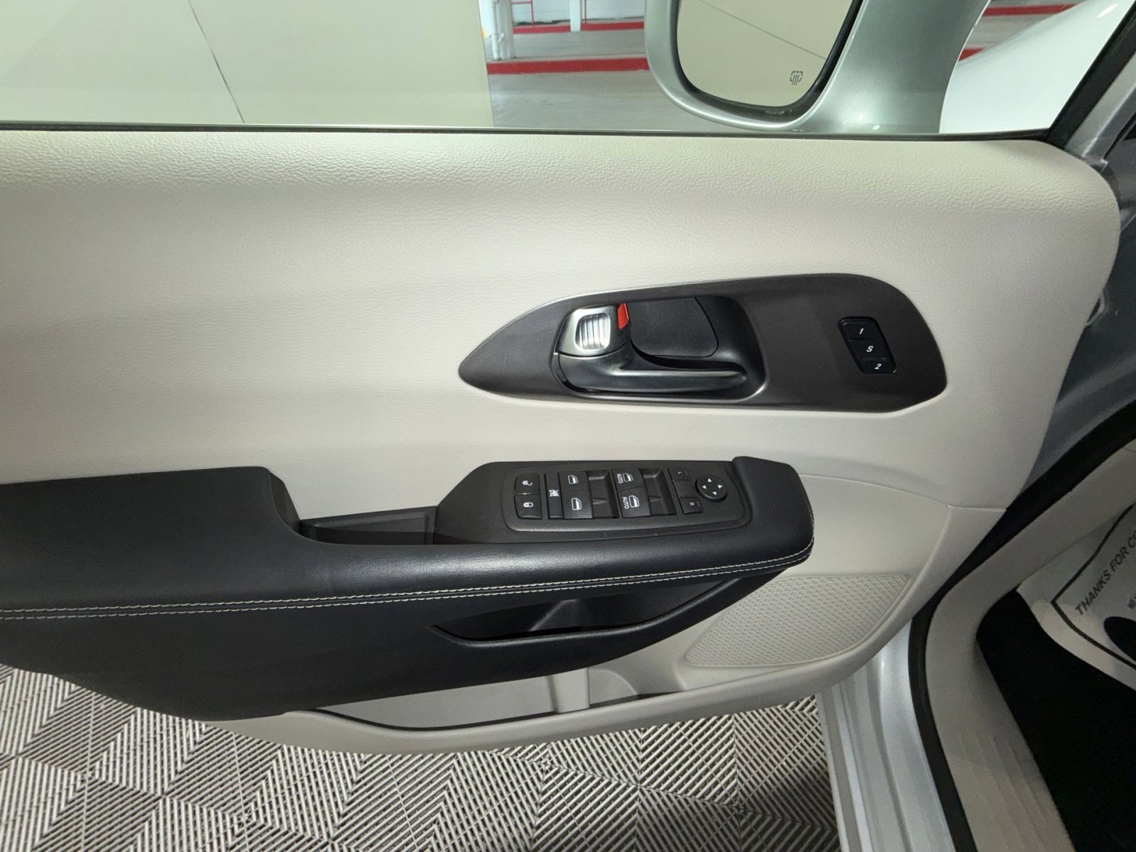 Used 2022 Chrysler Pacifica Touring-L image 15