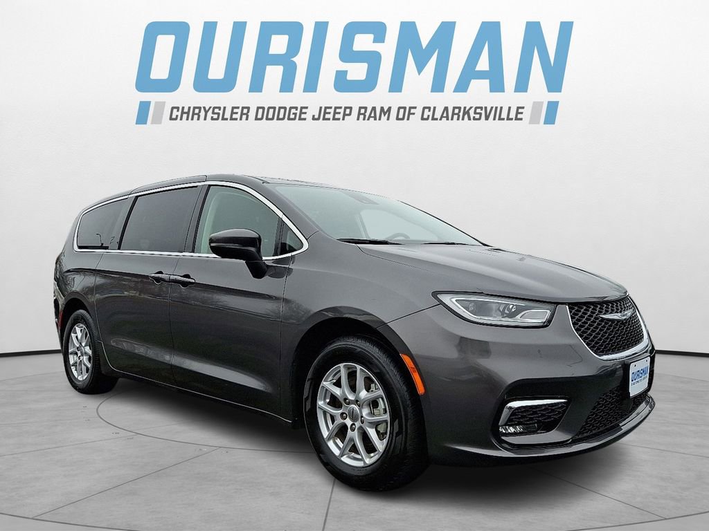 Used 2023 Chrysler Pacifica Touring-L image 1