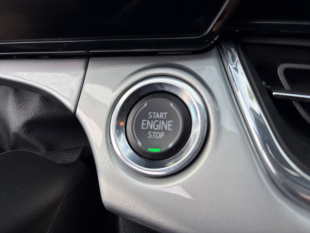 Used 2025 Chevrolet Trax LT FWD image 12