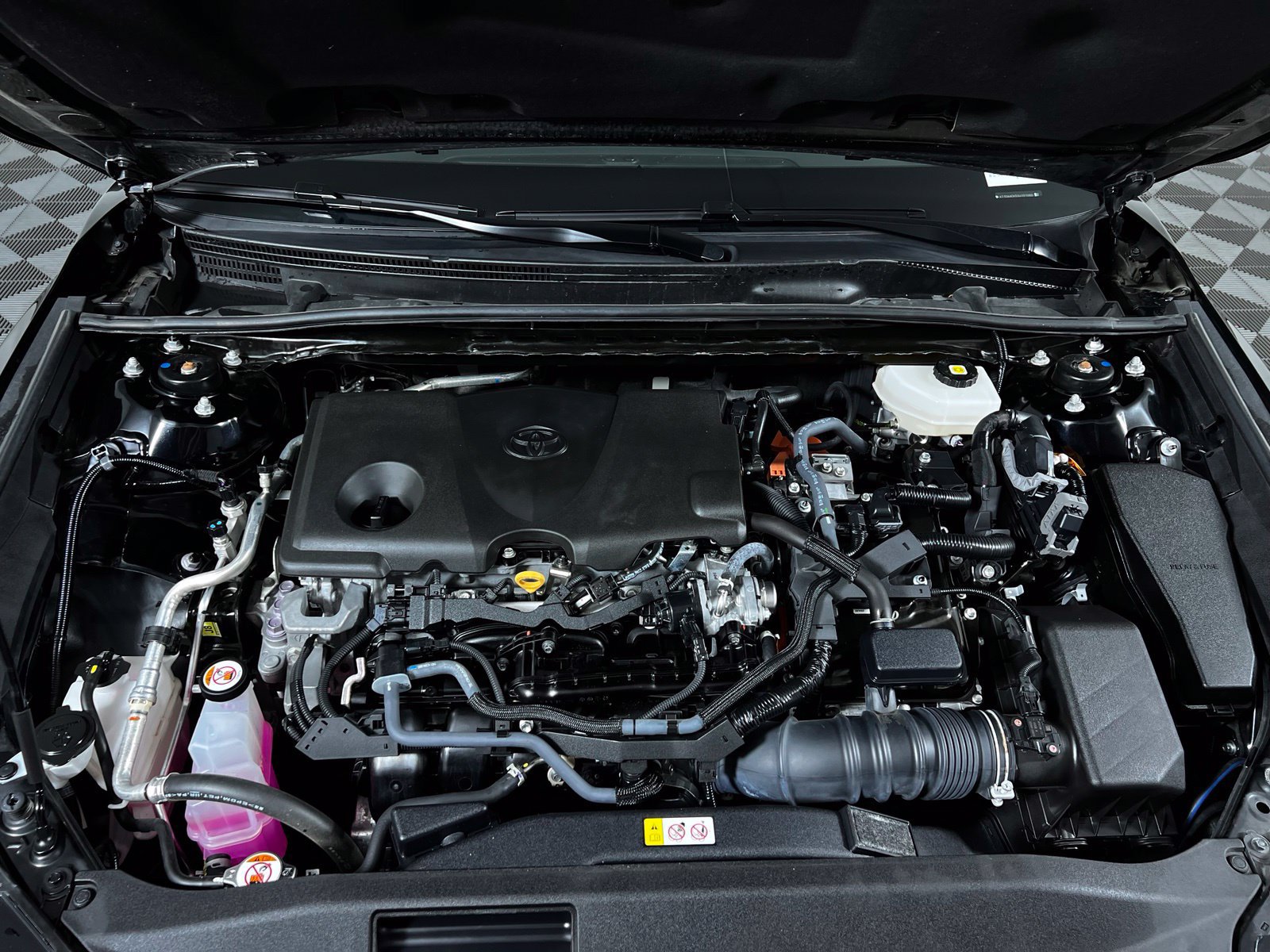 Certified 2025 Toyota Camry SE FWD image 9