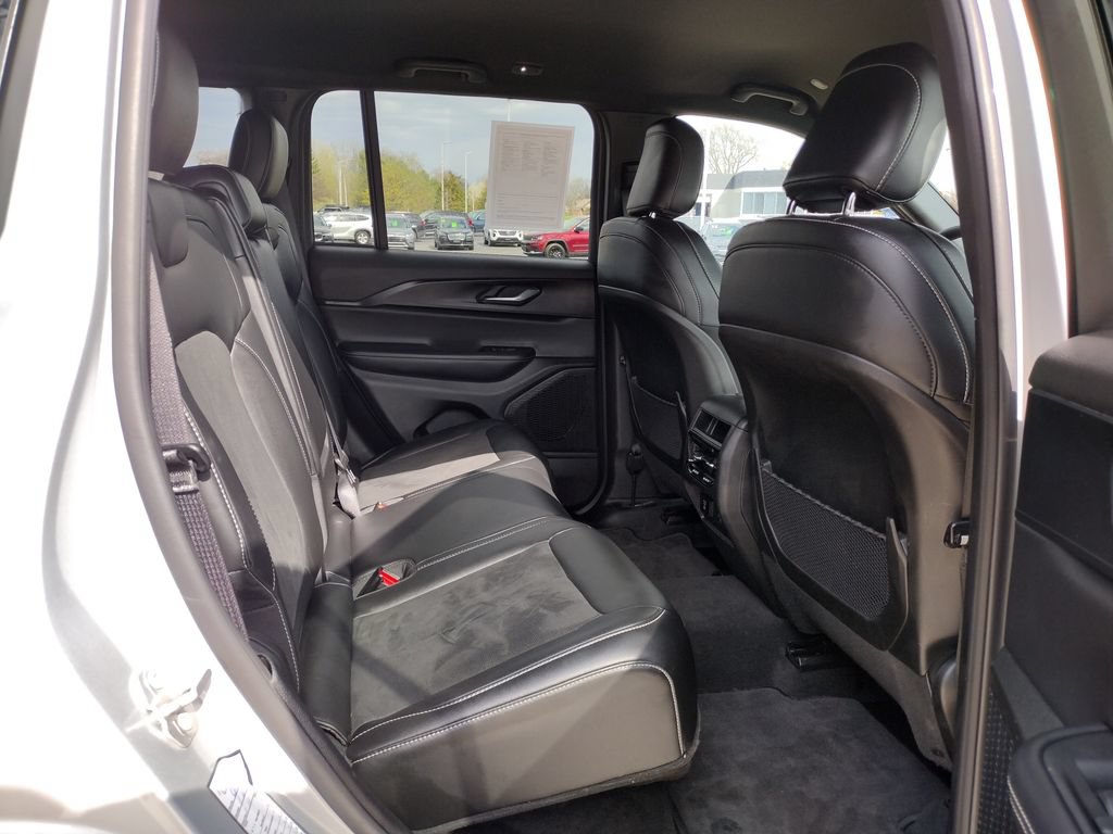 Used 2025 Jeep Grand Cherokee Altitude AWD/4WD image 9