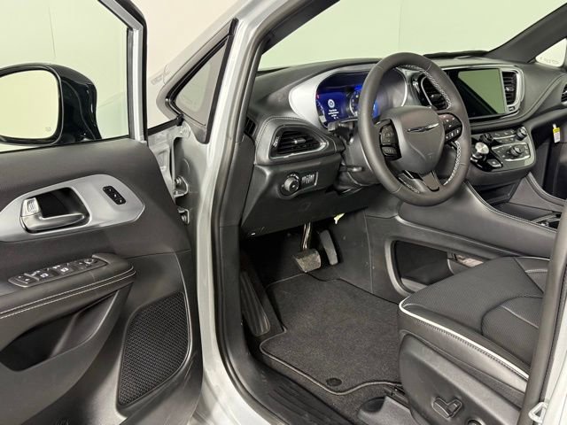 New 2026 Chrysler Pacifica Limited image 24