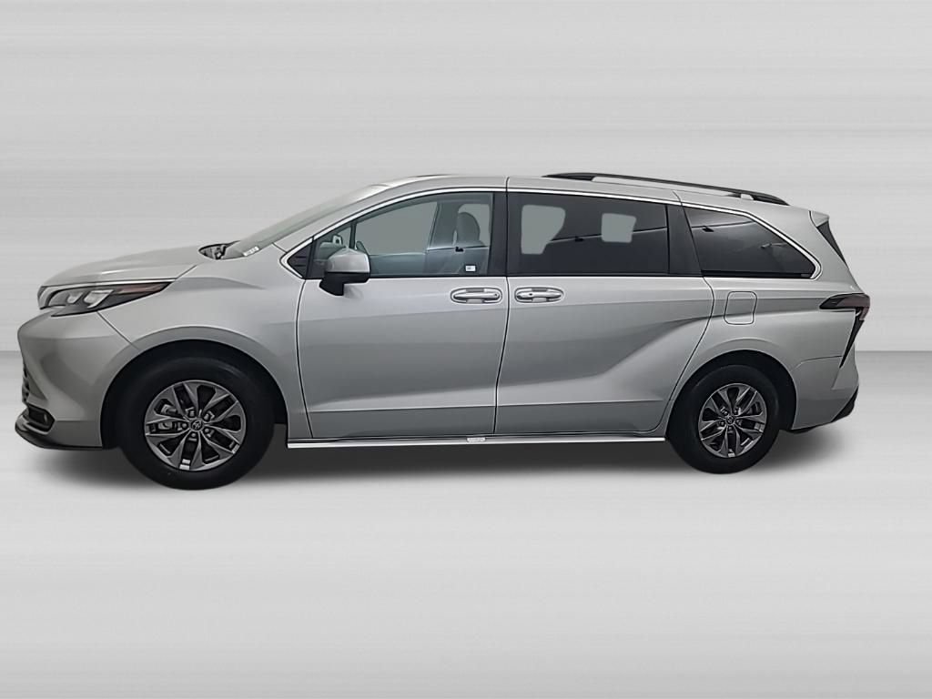 Used 2025 Toyota Sienna XLE FWD image 8