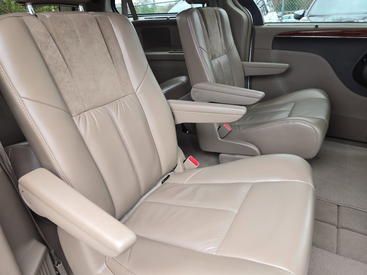 Used 2014 Chrysler Town & Country Limited w/ Luxury Group FWD image 21