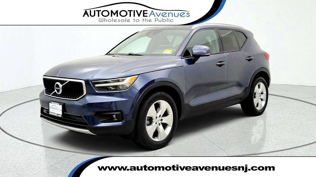 Used 2021 Volvo XC40 T5 Momentum w/ Premium Package