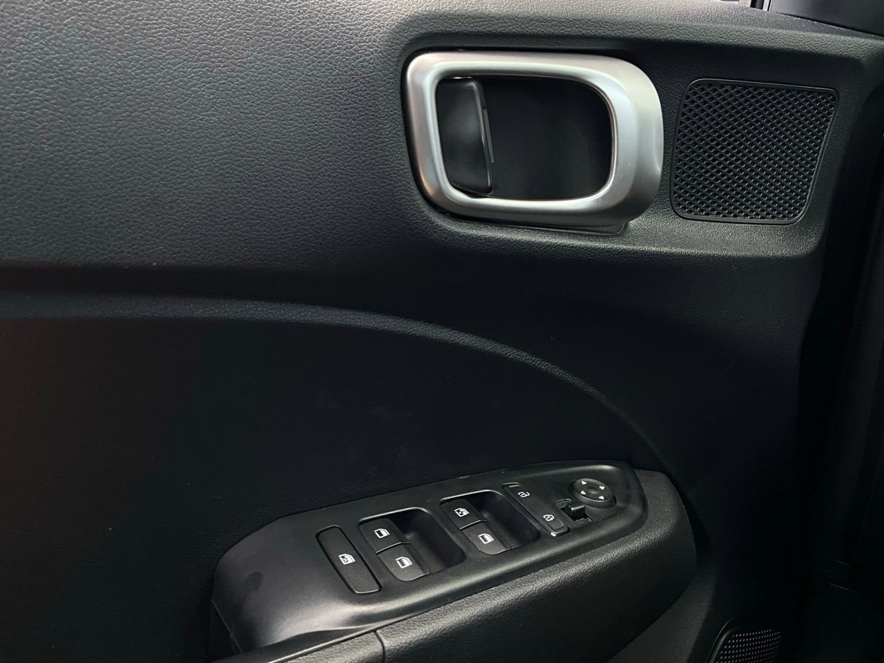 Used 2025 Hyundai Venue SEL image 21