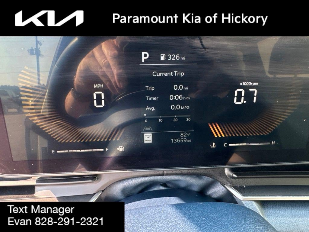 Used 2025 Kia Carnival EX FWD image 35