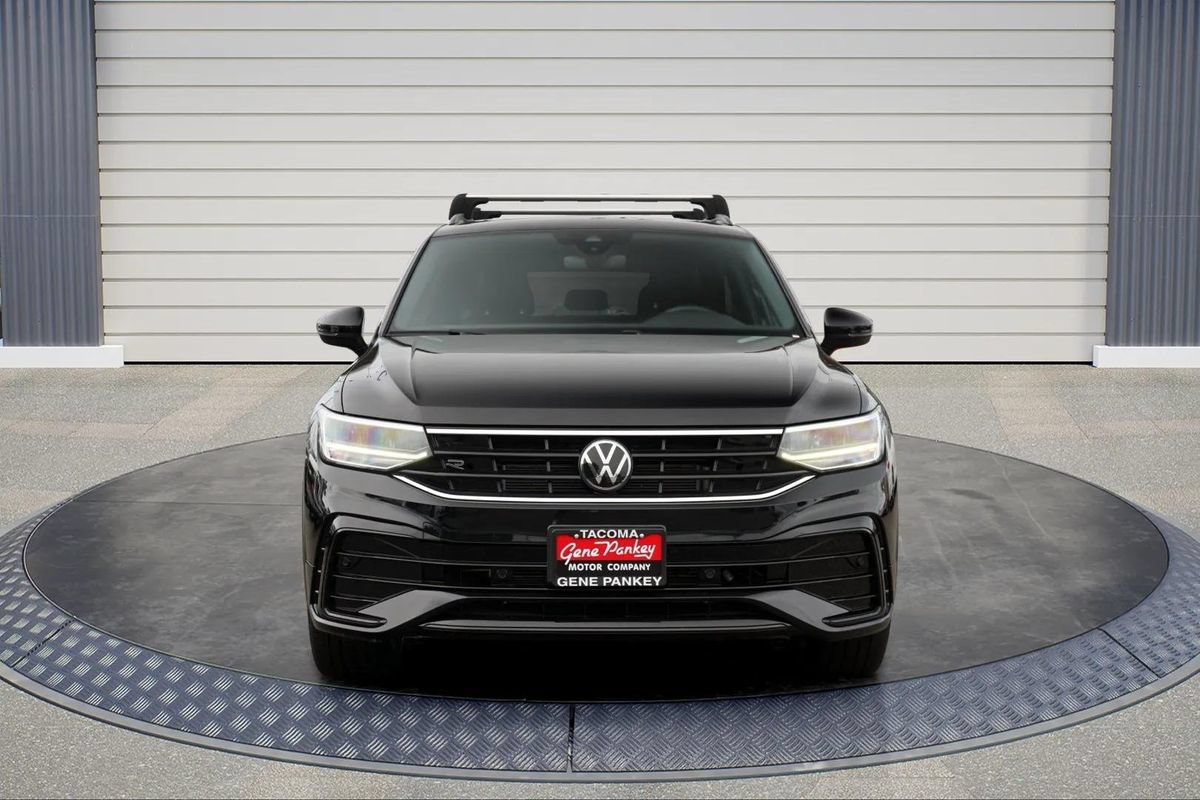 Used 2024 Volkswagen Tiguan SE R-Line AWD/4WD image 2