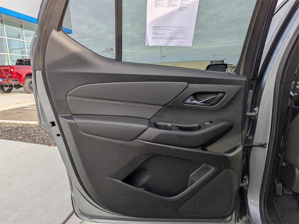 Used 2023 Chevrolet Traverse LT w/ Rear Camera Mirror Package image 31