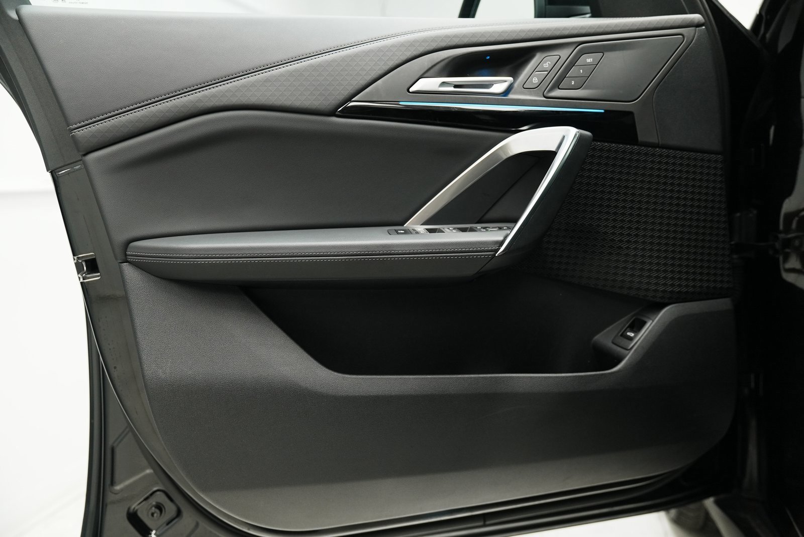 Used 2025 BMW X2 xDrive28i w/ Convenience Package image 39