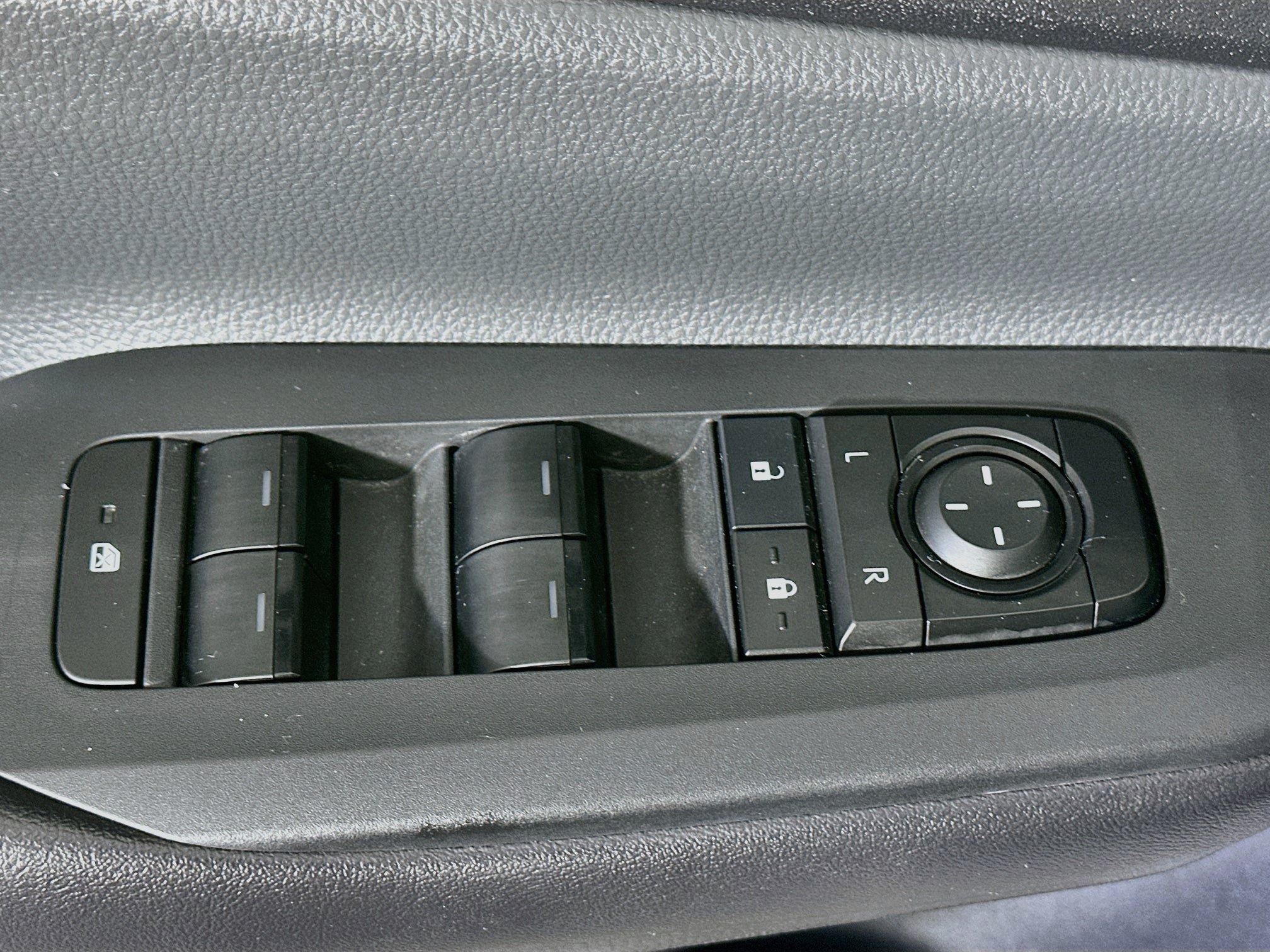 Used 2024 Toyota Prius LE FWD image 15