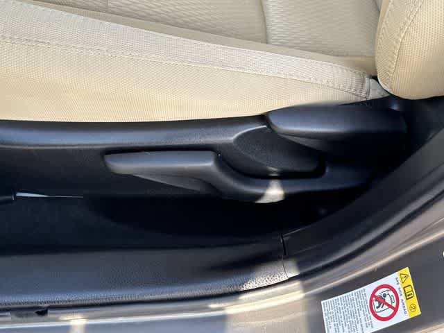 Used 2018 Toyota Corolla LE FWD image 15