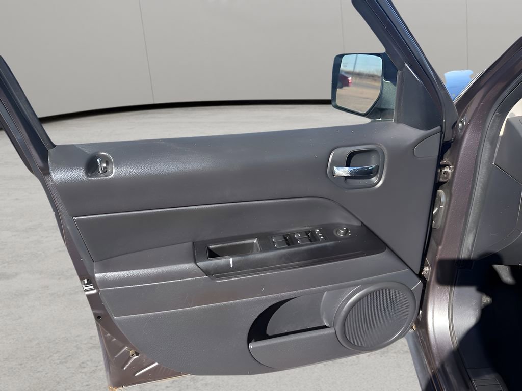 Used 2015 Jeep Patriot Latitude image 15