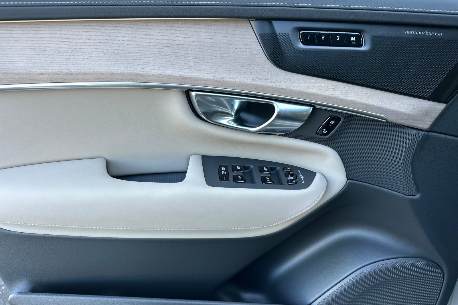 New 2027 Volvo XC90 B6 Plus AWD/4WD image 8