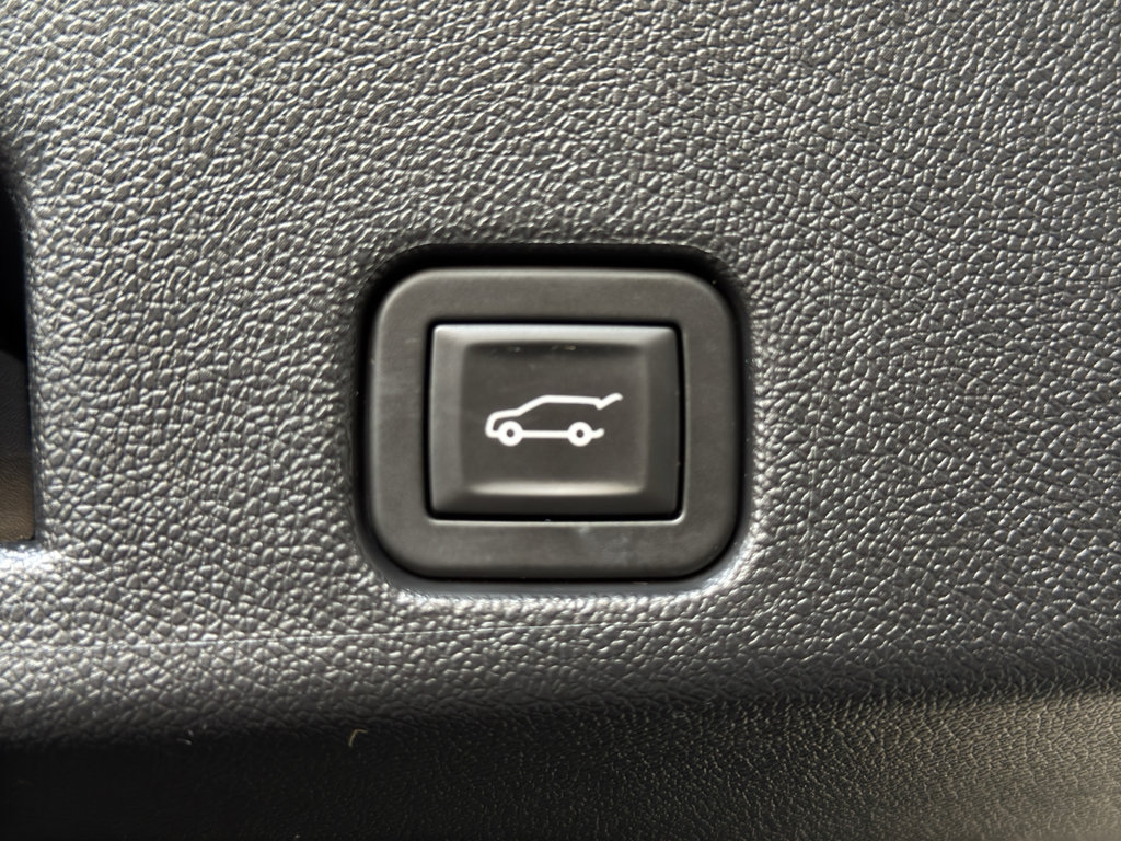 Used 2025 Chevrolet Traverse RS image 25