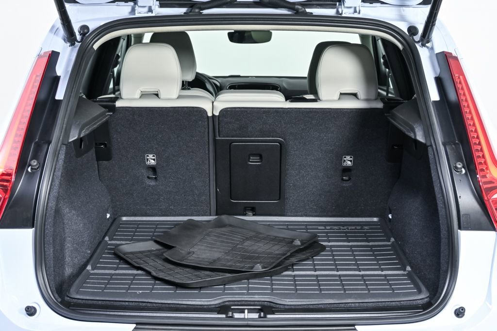 Certified 2024 Volvo XC40 B5 Plus w/ Protection Package Premier image 32