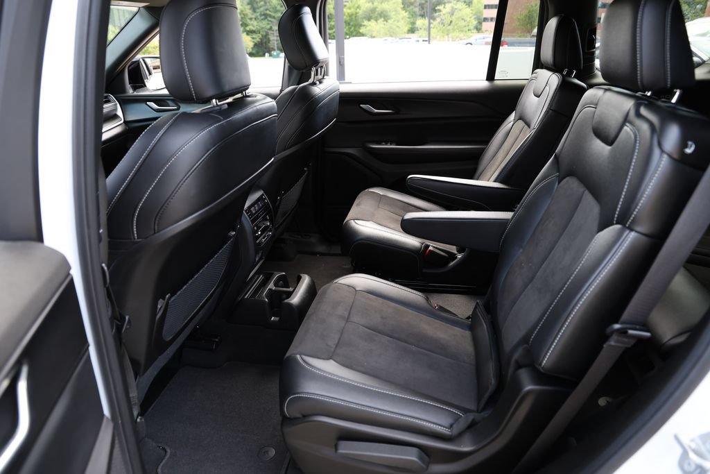 Used 2024 Jeep Grand Cherokee L Altitude AWD/4WD image 12