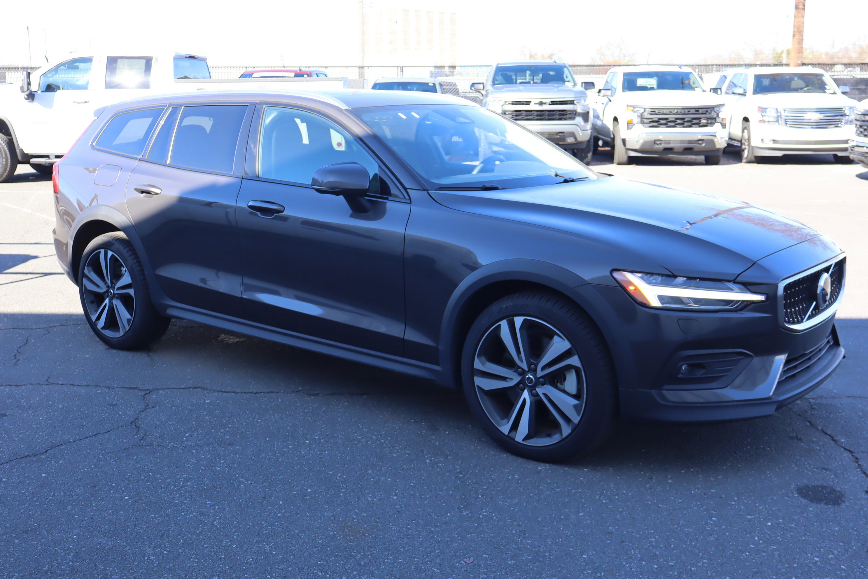 Used 2025 Volvo V60 B5 Cross Country Plus image 2