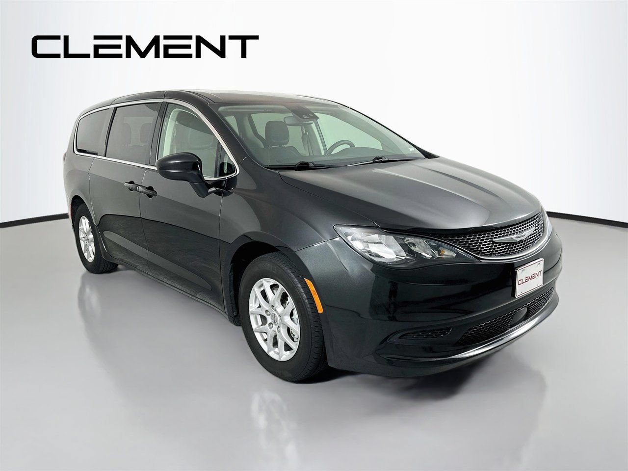 Used 2023 Chrysler Voyager LX FWD image 5