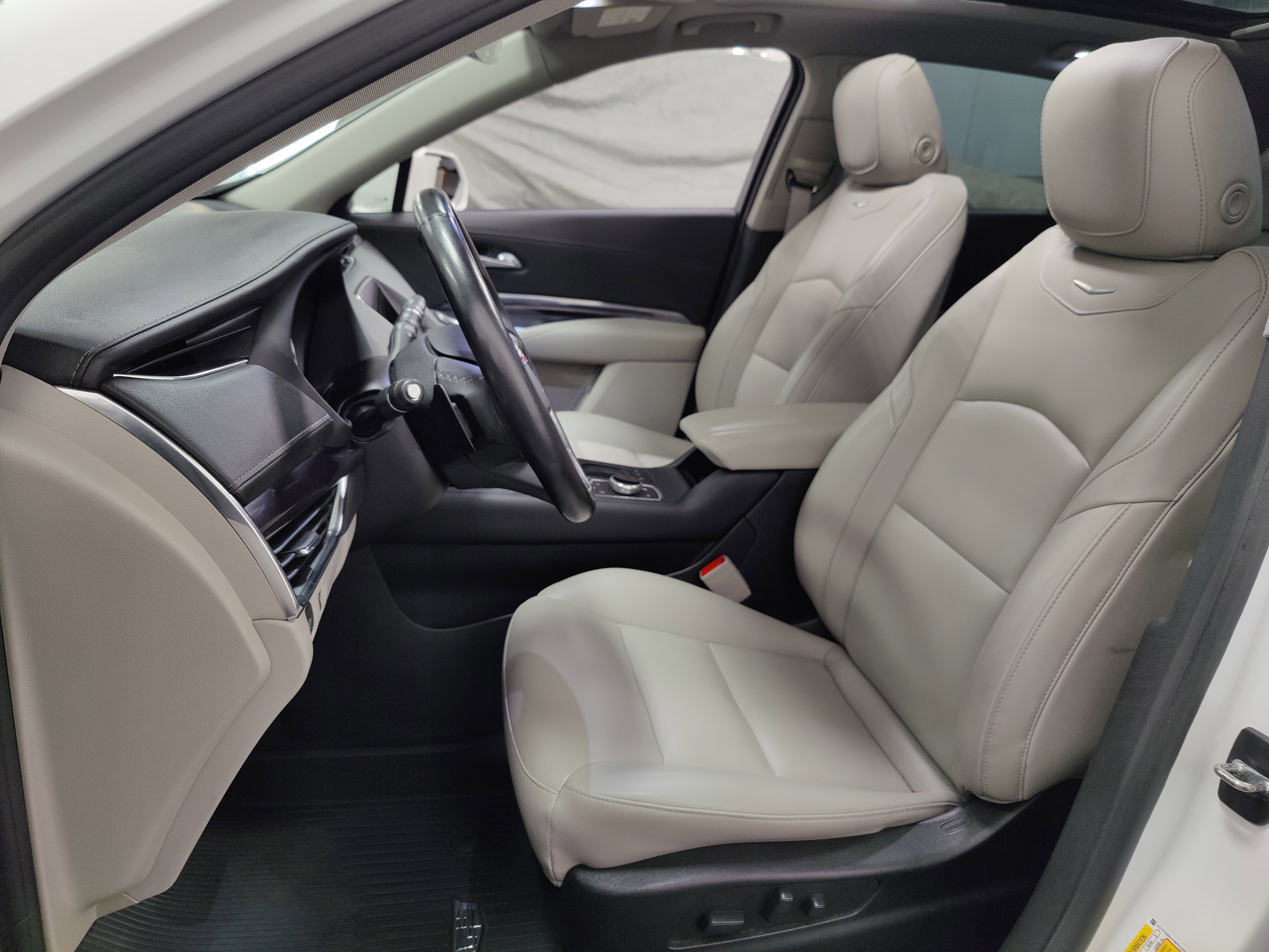 Used 2021 Cadillac XT4 Luxury w/ Cold Weather Package AWD/4WD image 15