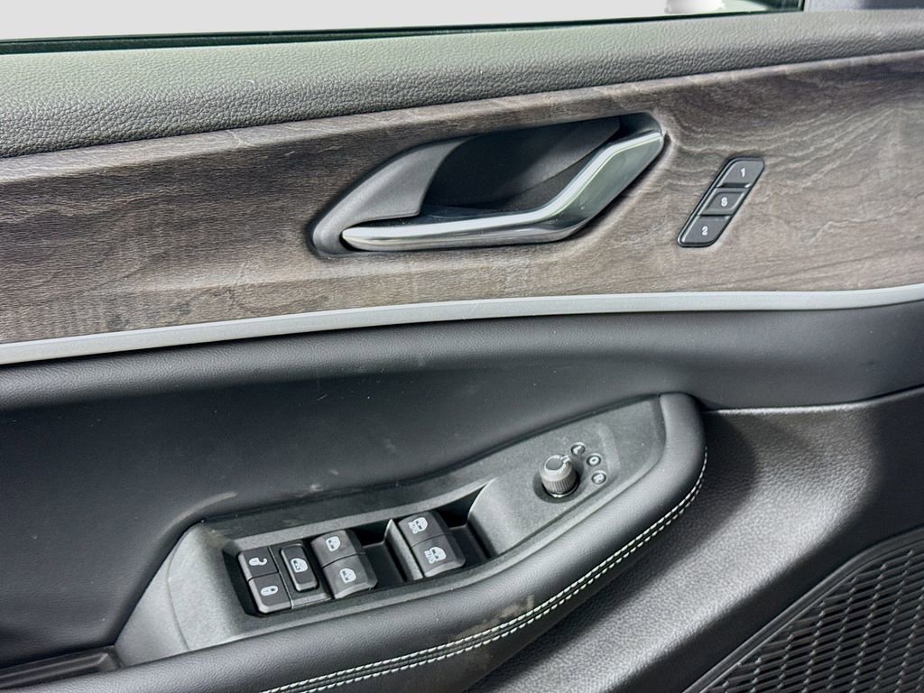 New 2025 Jeep Grand Cherokee Limited w/ Black Appearance Package image 17