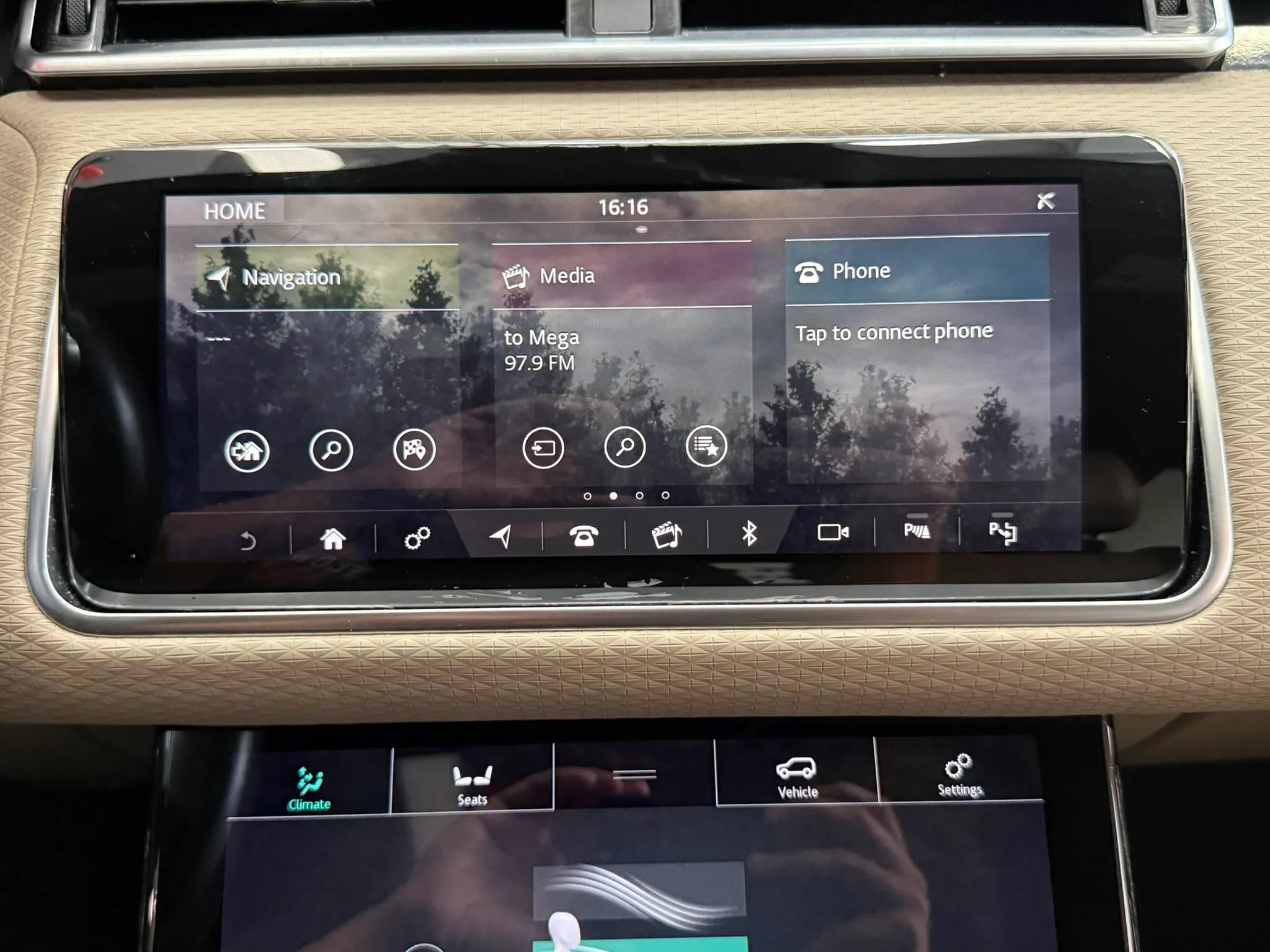 Used 2019 Land Rover Range Rover Velar R-Dynamic SE AWD/4WD image 15