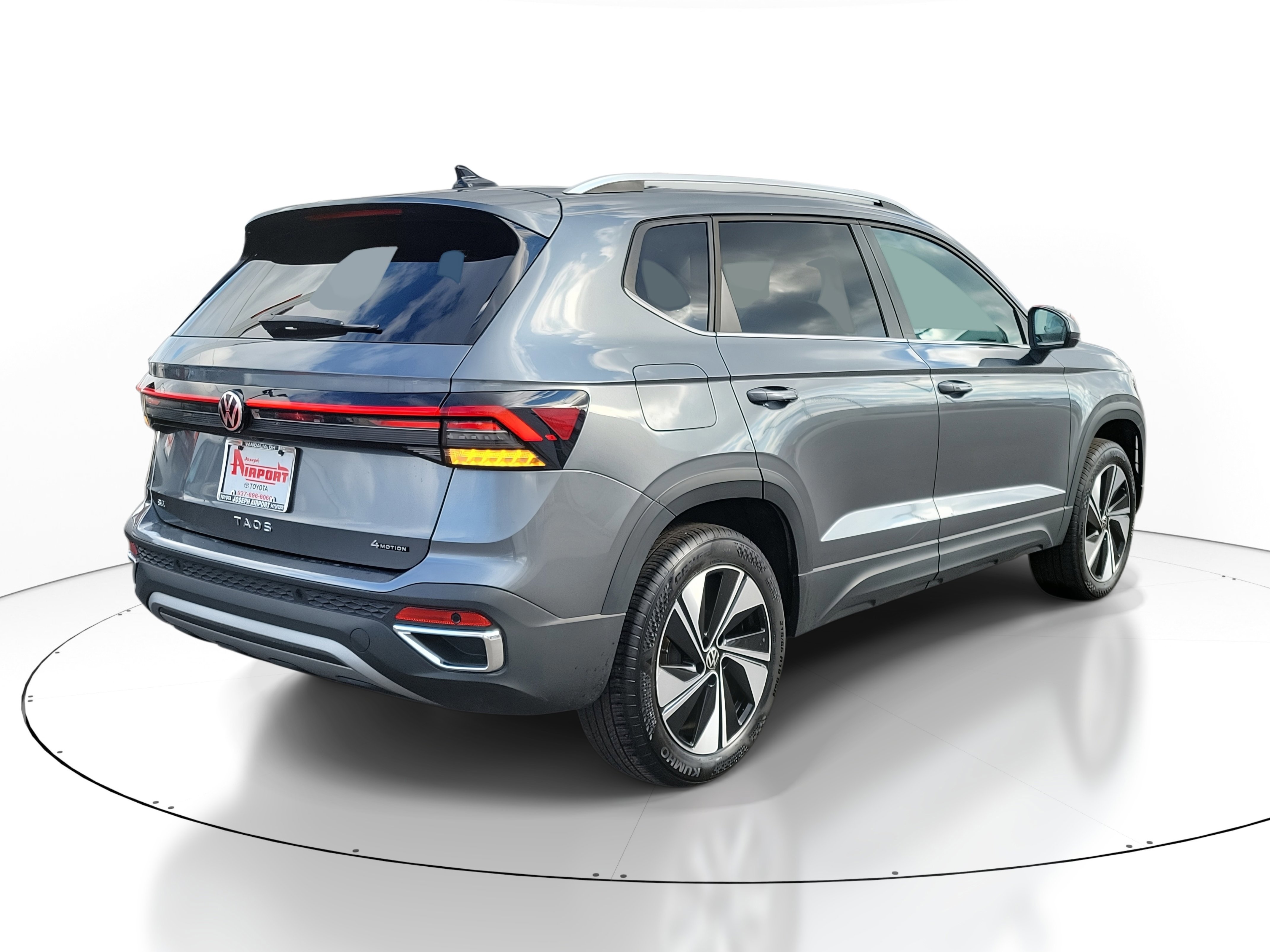 Used 2025 Volkswagen Taos SE image 4