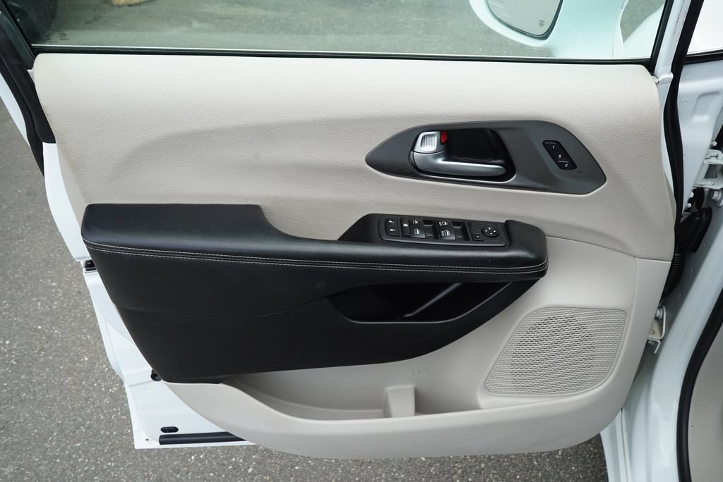 Used 2022 Chrysler Pacifica Touring-L FWD image 26