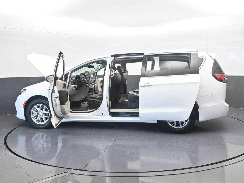 Used 2023 Chrysler Pacifica Touring-L image 75