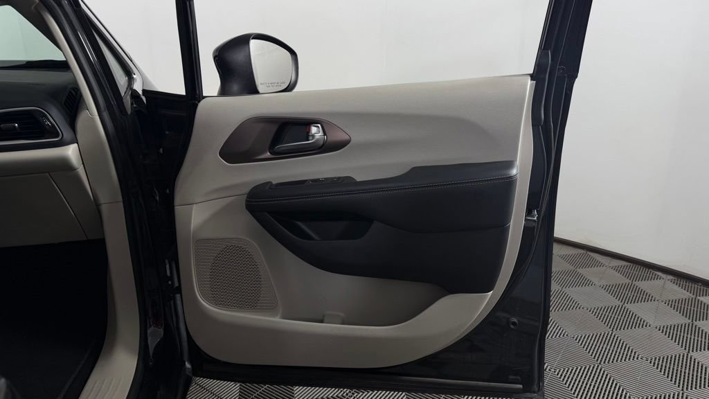 Used 2023 Chrysler Voyager LX FWD image 28