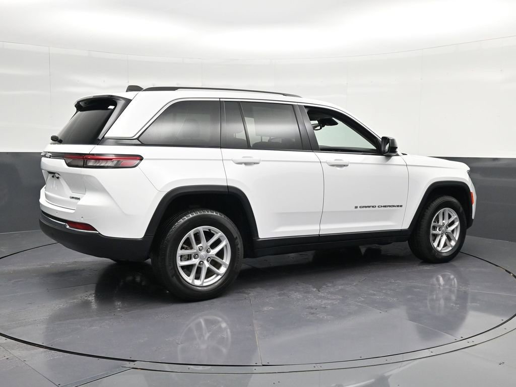 Used 2023 Jeep Grand Cherokee Laredo AWD/4WD image 3