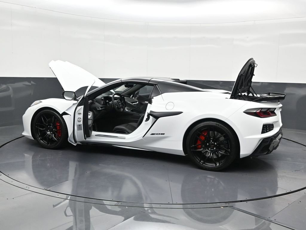 Used 2025 Chevrolet Corvette Z06 image 33