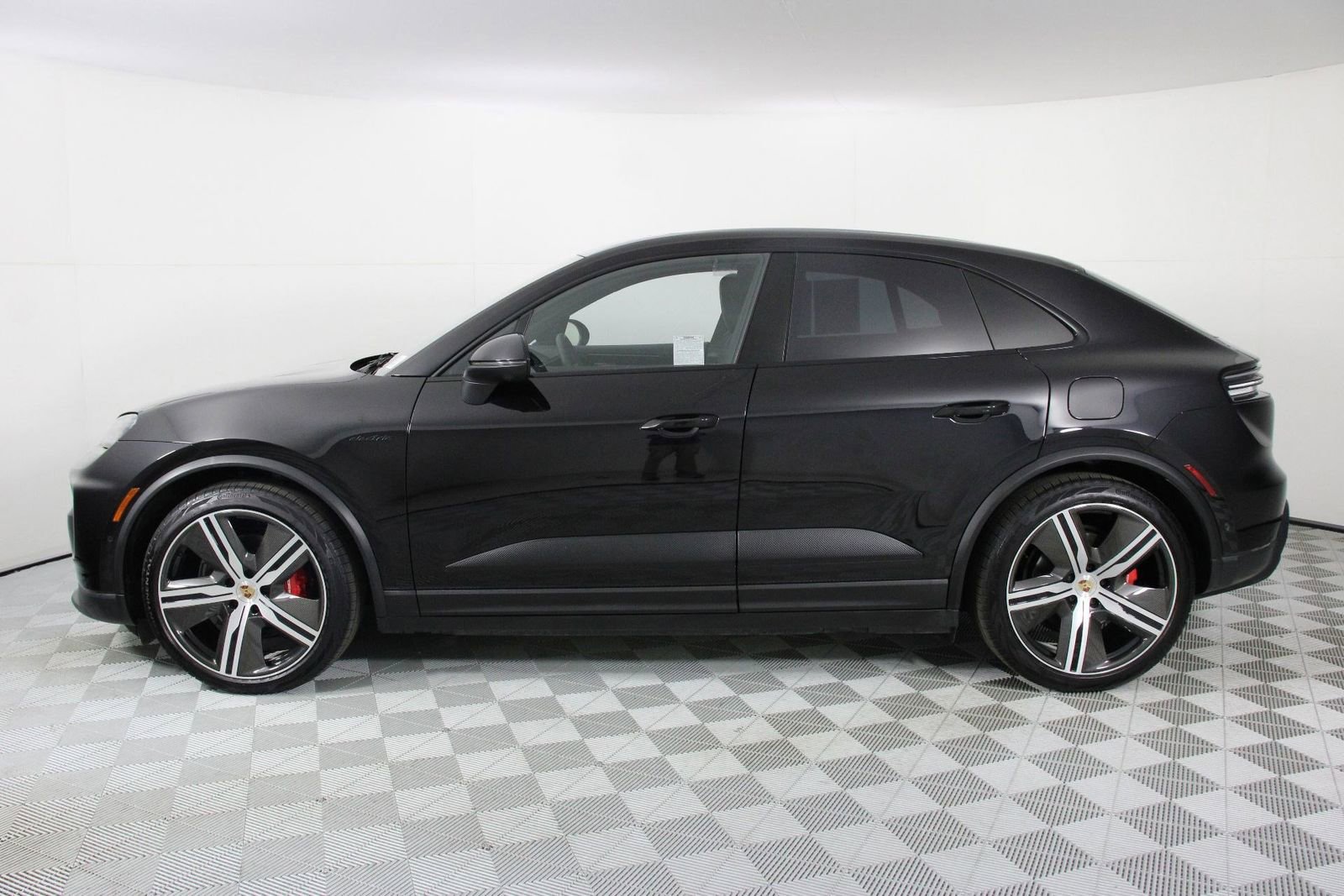 Certified 2025 Porsche Macan 4S Electric image 2