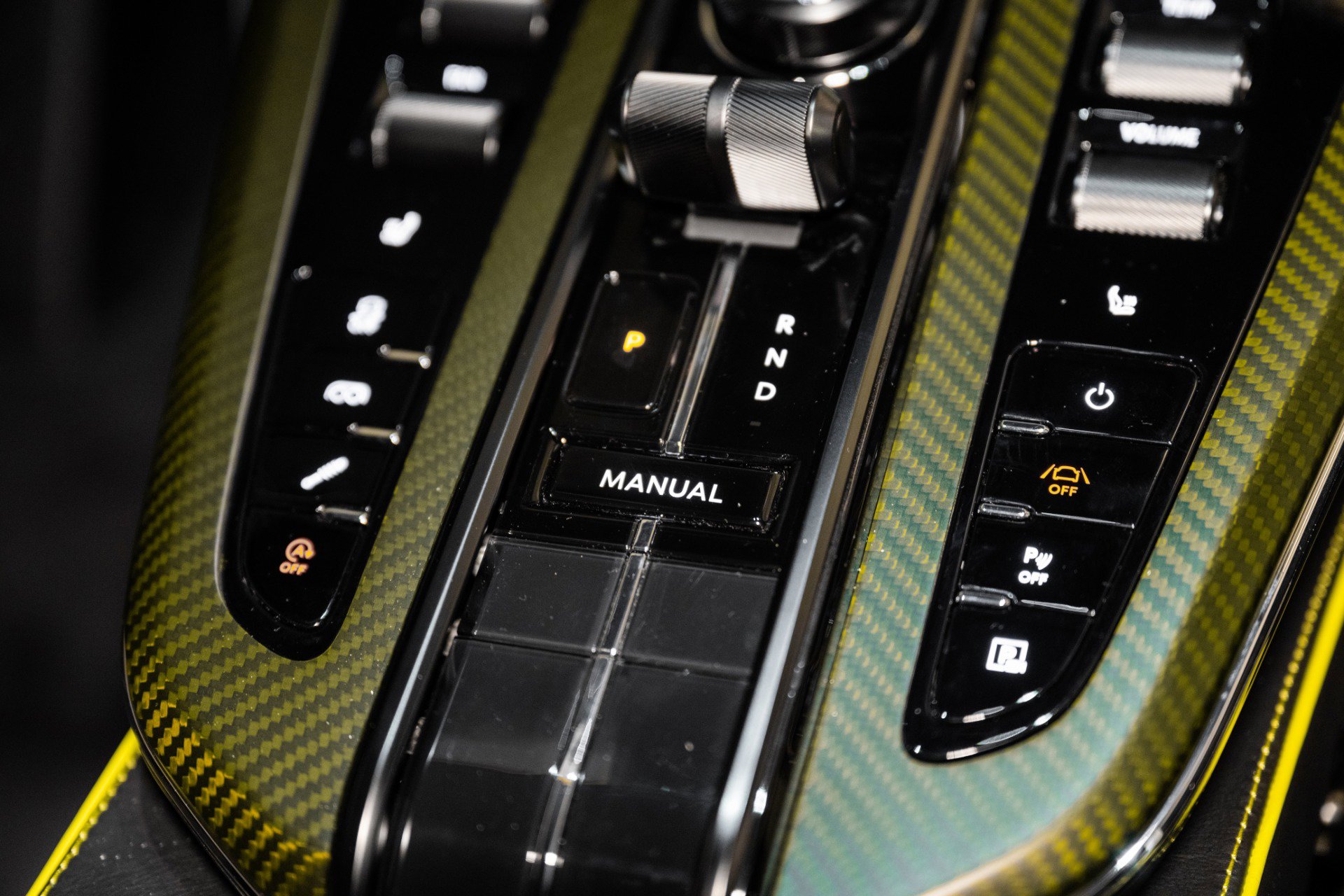 Used 2025 Aston Martin V8 Vantage Coupe image 31