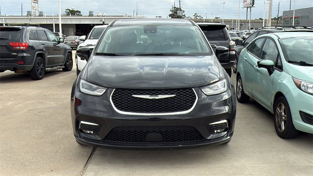 Used 2023 Chrysler Pacifica Touring-L video 2