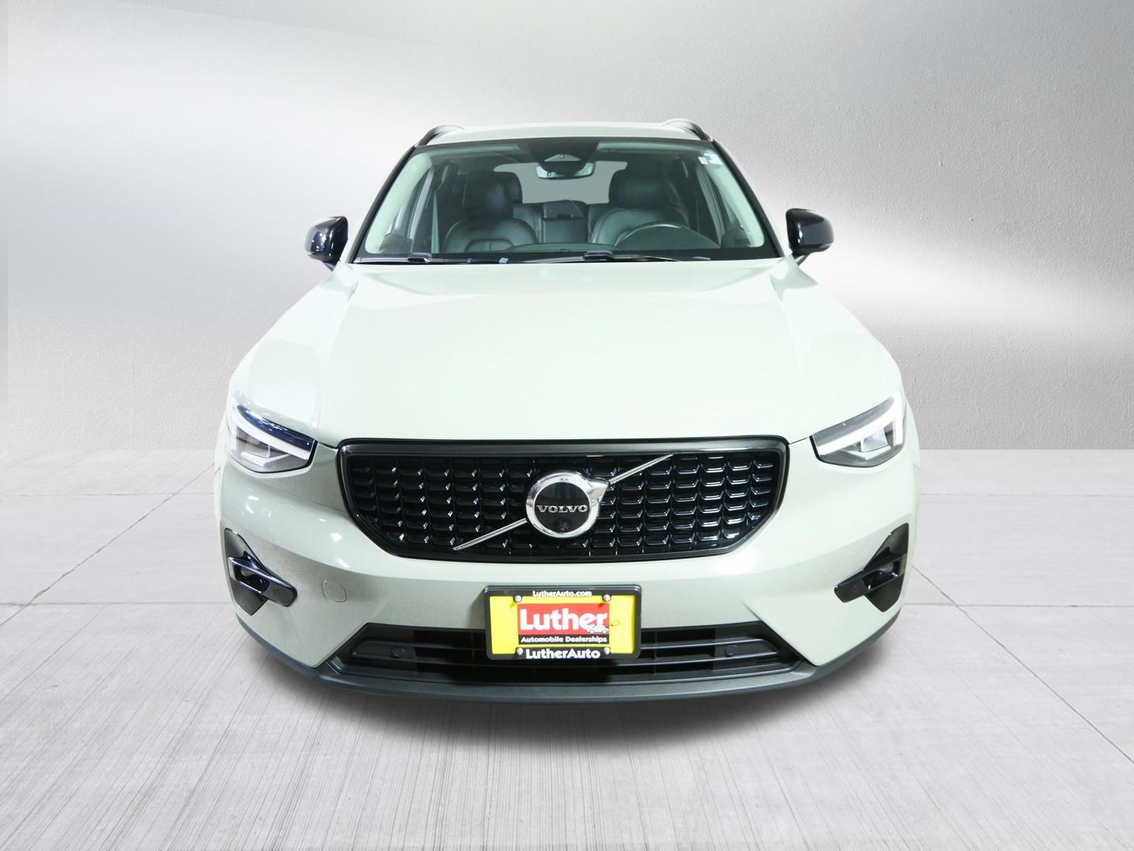 Used 2023 Volvo XC40 B5 Plus w/ Driver Assist Package AWD/4WD image 2