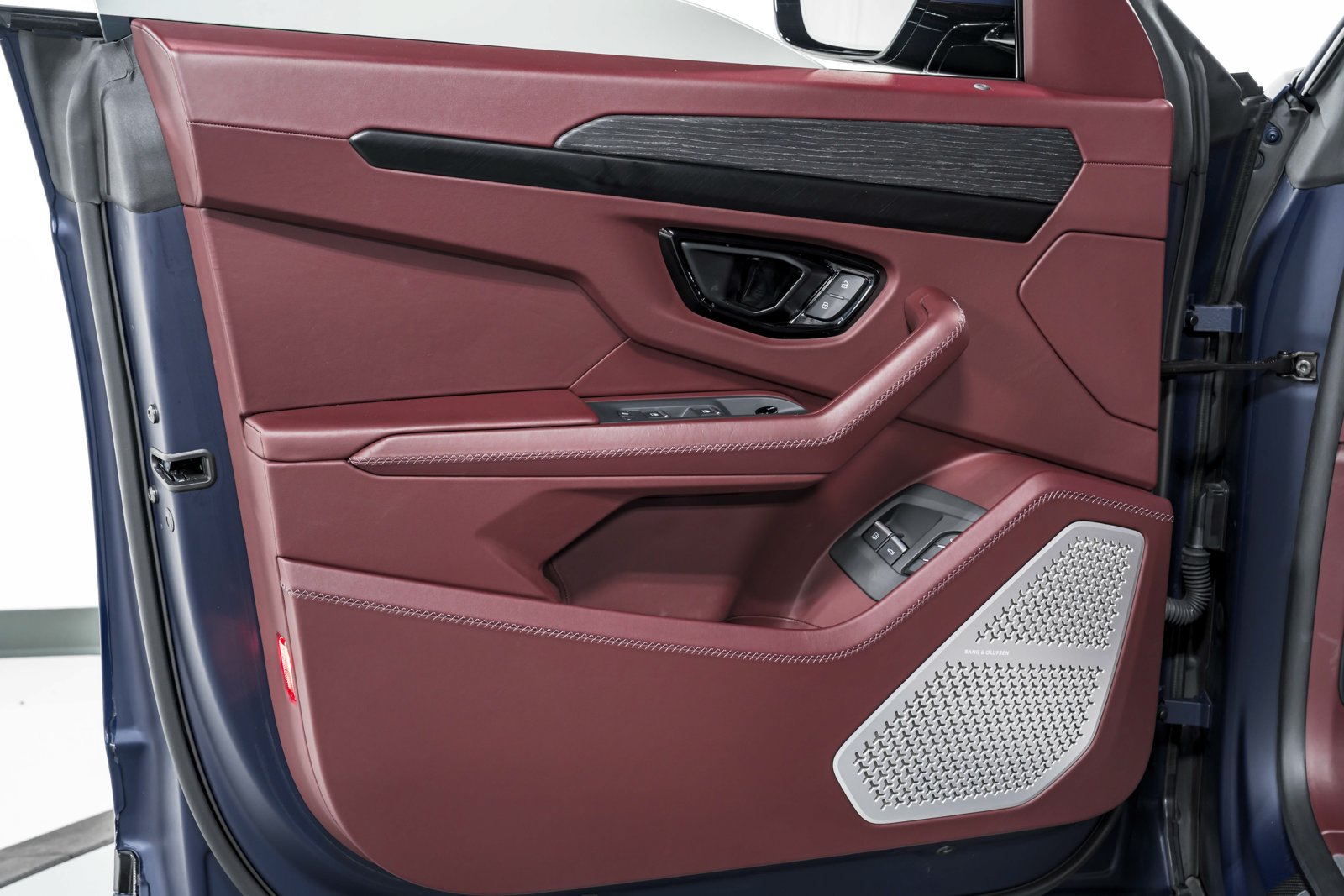 Used 2025 Lamborghini Urus SE AWD/4WD image 9