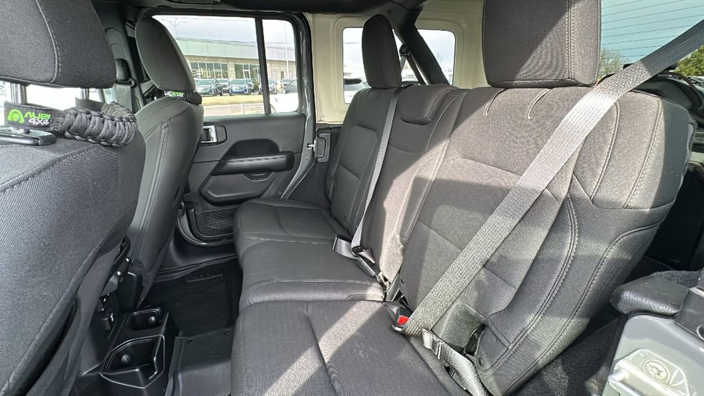 Used 2018 Jeep Wrangler Unlimited Sahara image 13