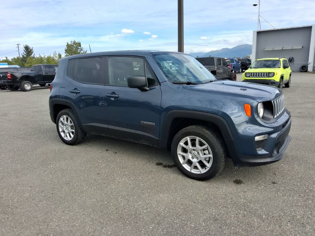 Used 2023 Jeep Renegade Latitude AWD/4WD image 2