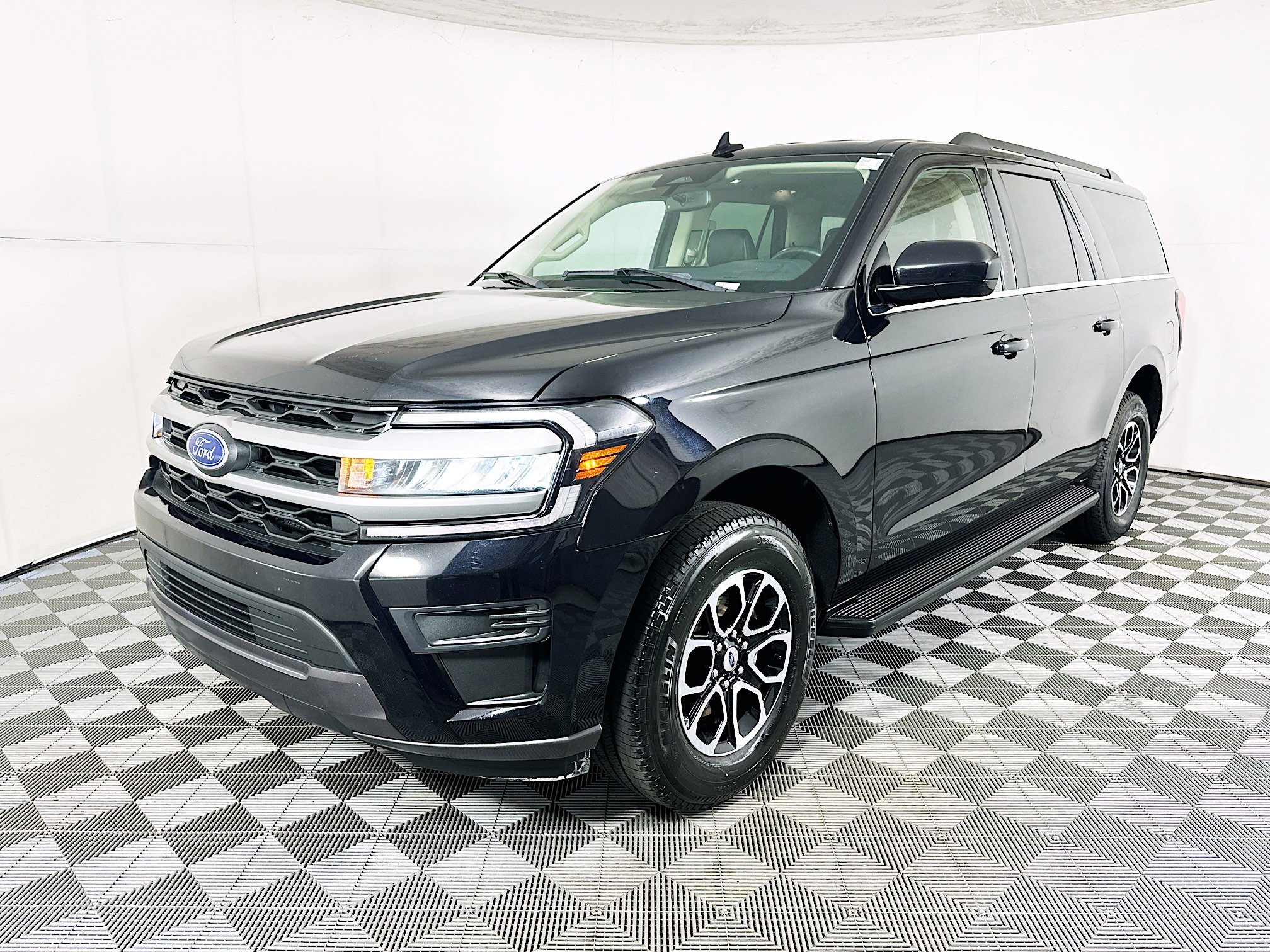 Used 2024 Ford Expedition Max XLT image 7